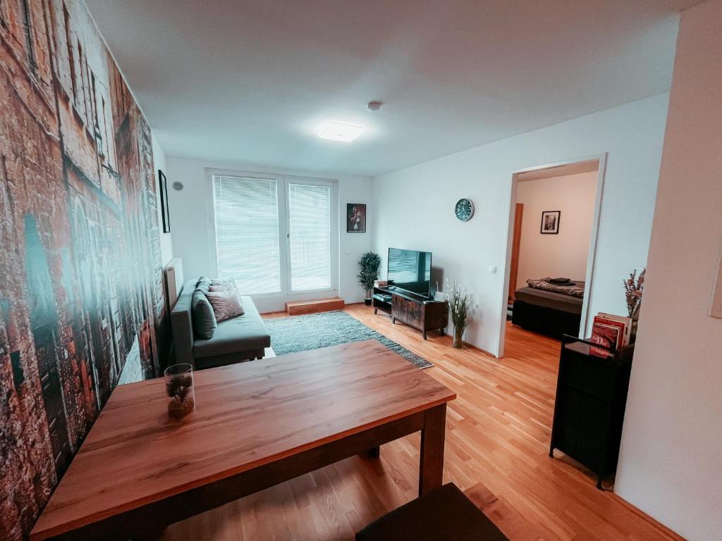 een woonkamer met een tafel en een bank bij Vienna Cosy Apartment 107 in Wenen