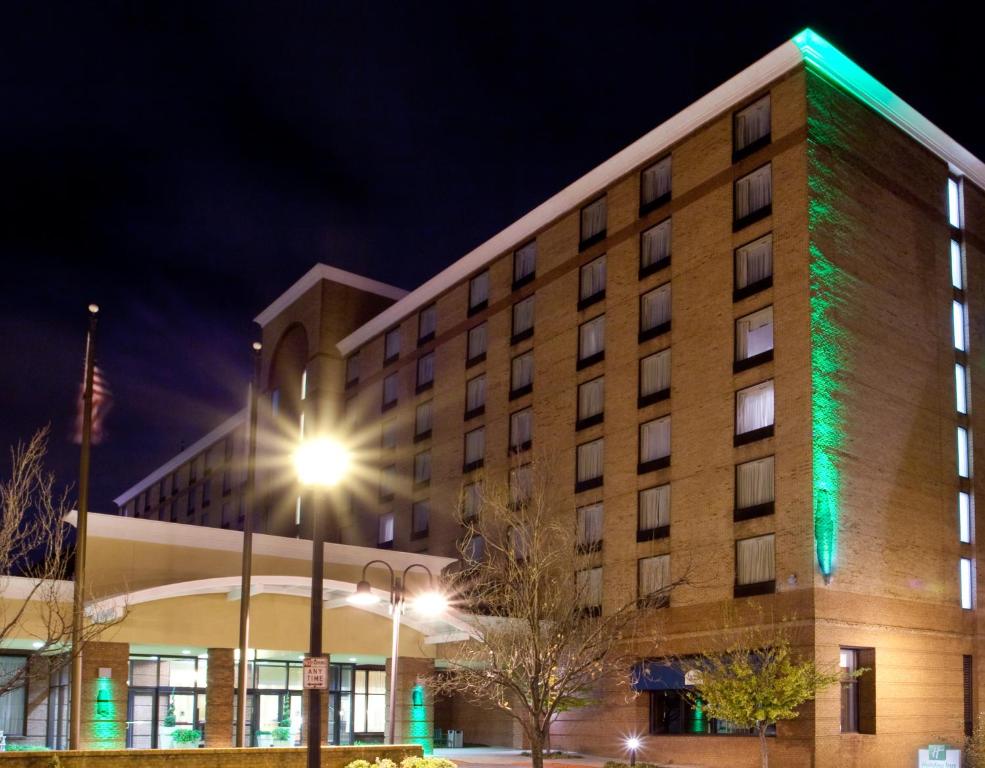 un edificio con luces verdes por la noche en Lynchburg Grand Hotel, en Lynchburg