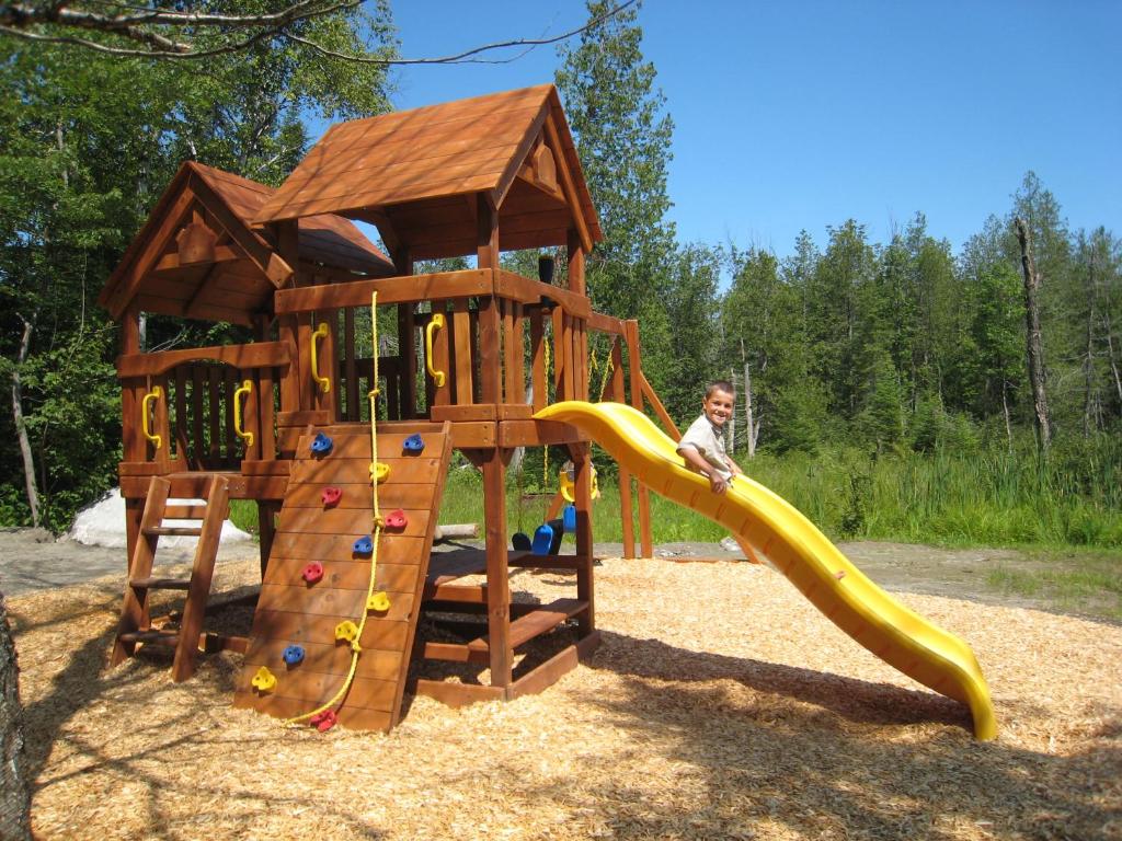 Herní místnost nebo prostor pro děti v ubytování Les Chalets du Lac Grenier