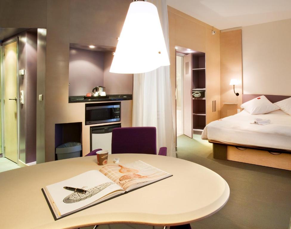 Postel nebo postele na pokoji v ubytování Novotel Marrakech Hivernage