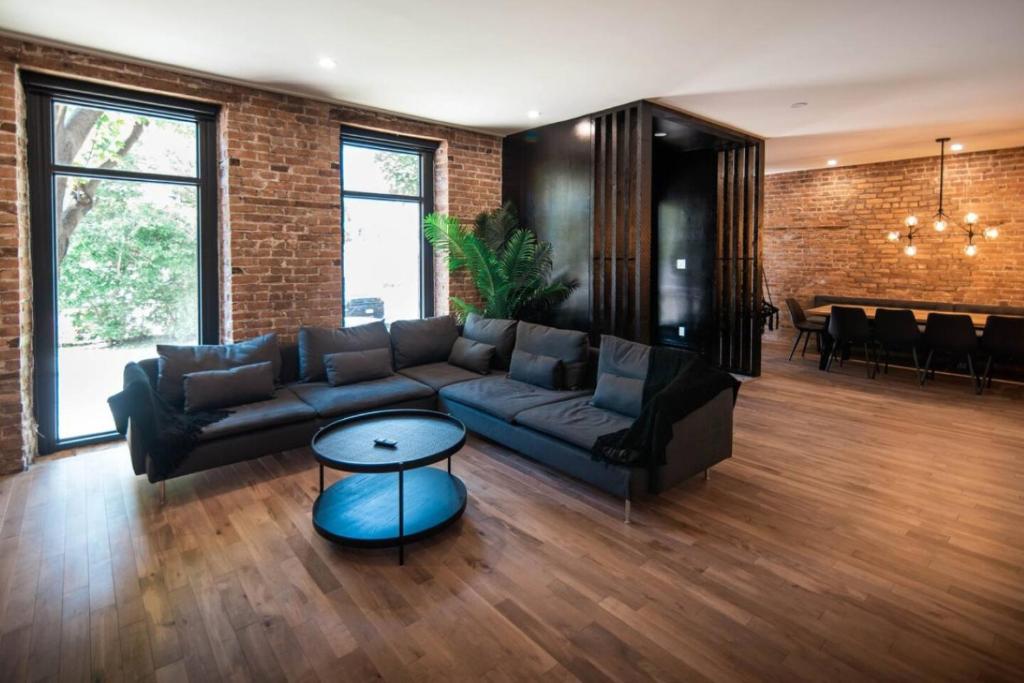 ケベック・シティーにあるThe Old New // Spacious 2000 sqft condo - Downtownのソファとテーブルのあるリビングルーム
