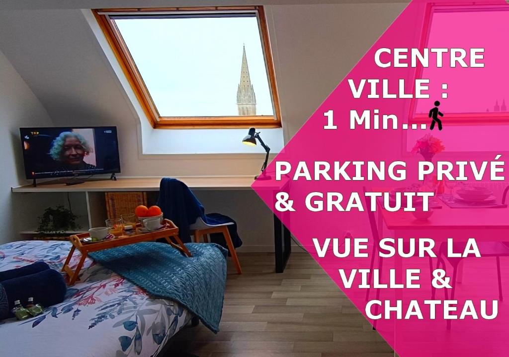 een kamer met een bed, een tafel en een tv bij Appartement Tout équipé en Hyper-Centre avec Parking Privé et Gratuit - Vue sur la Ville et Château de Caen in Caen