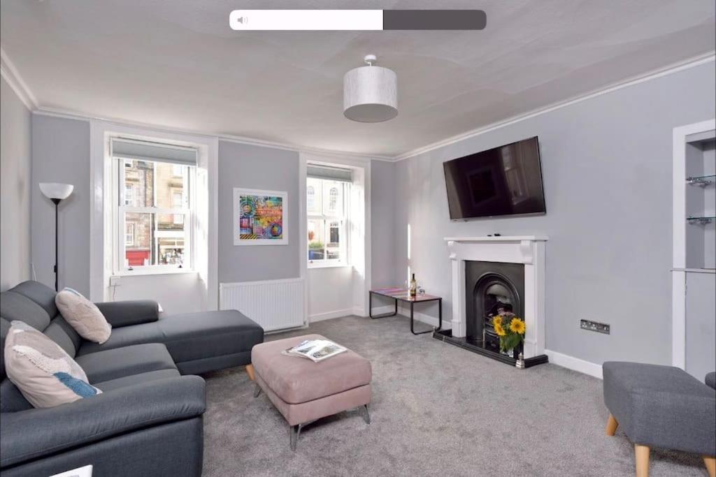 uma sala de estar com um sofá e uma lareira em Apartment in Scottish Borders em Jedburgh