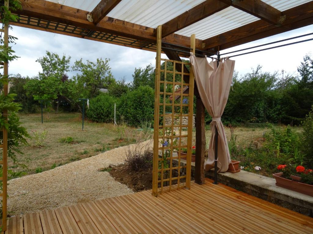 Zahrada ubytování Datcha Bourguignonne, Chambres & Gîte