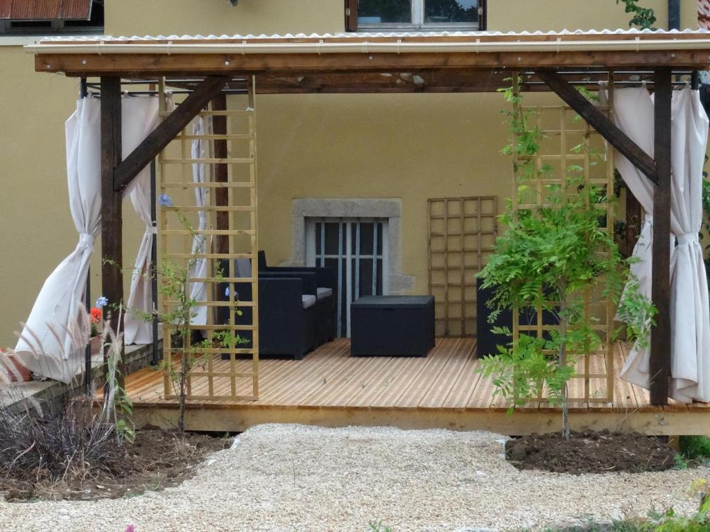 Zahrada ubytování Datcha Bourguignonne, Chambres & Gîte