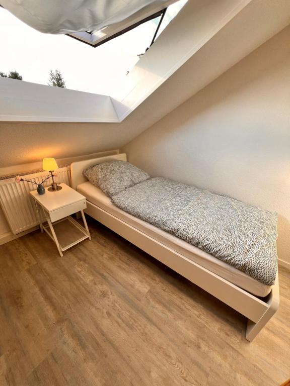1 dormitorio con 1 cama y tragaluz en Mc Monti Gießen - Lich, 70qm, Zentral, NETFLIX, en Lich
