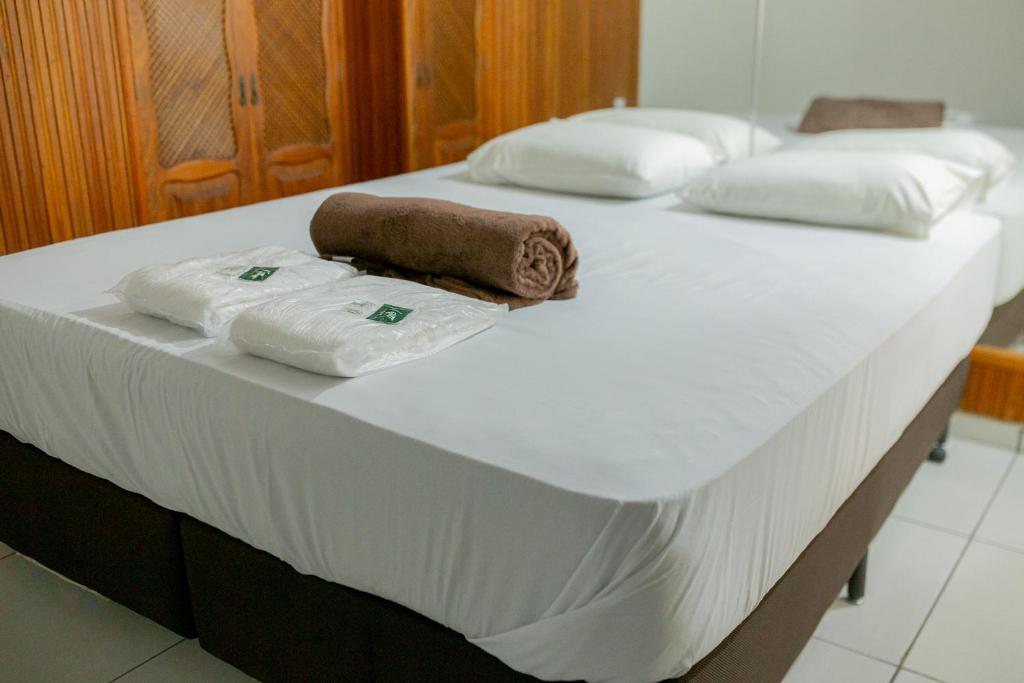 two towels are sitting on top of a bed at HOTEL VILAS DOS MONTES in Montes Claros