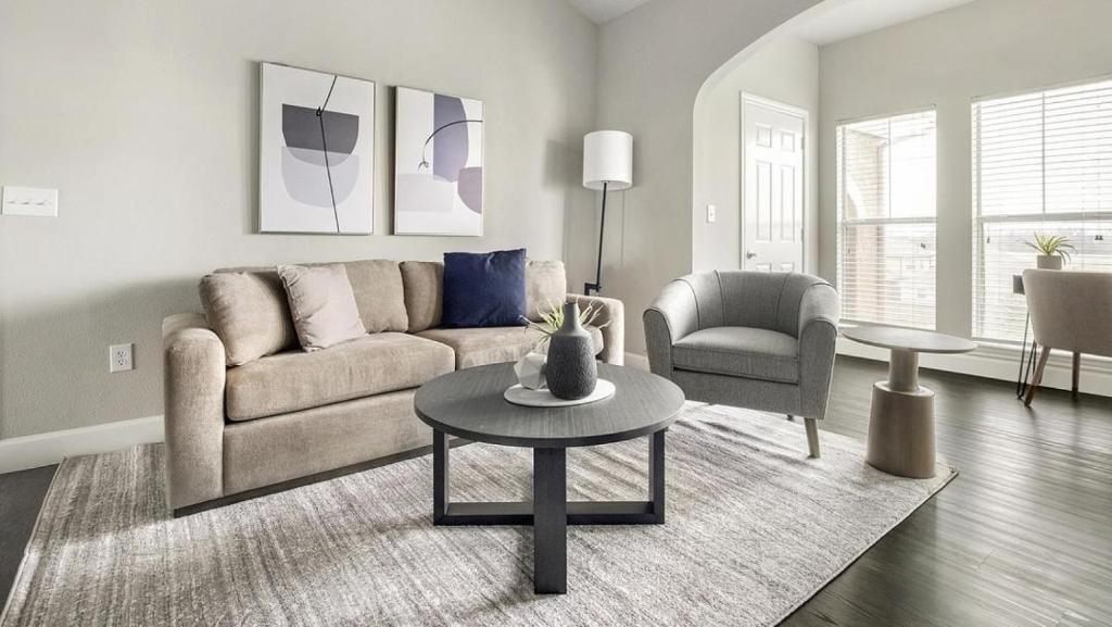 sala de estar con sofá y mesa en Landing Modern Apartment with Amazing Amenities (ID1283X447), en Richmond