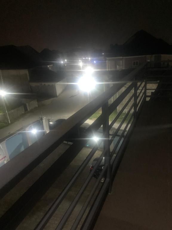 un grupo de coches conduciendo por la carretera por la noche en GT Guesthouse, en Warri