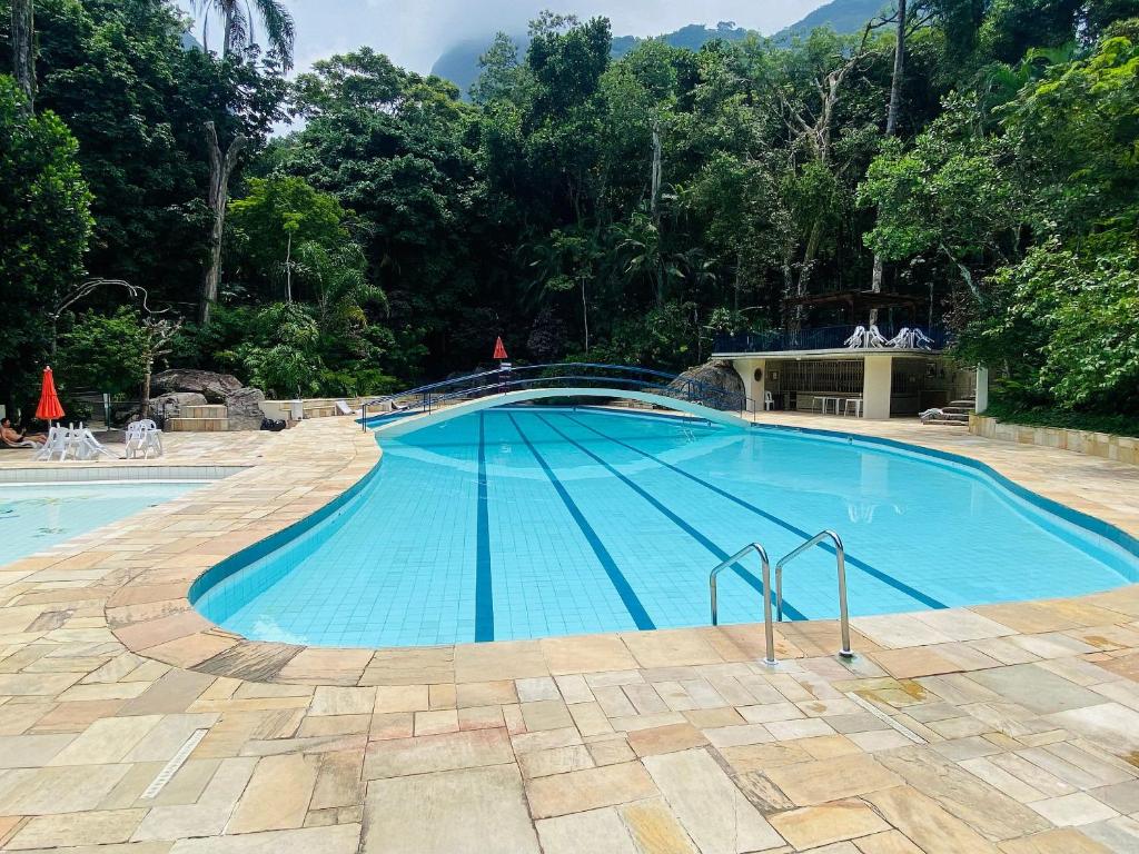 una gran piscina en medio de un bosque en Canoas Life - Comodidade e Piscina em São Conrado, en Río de Janeiro