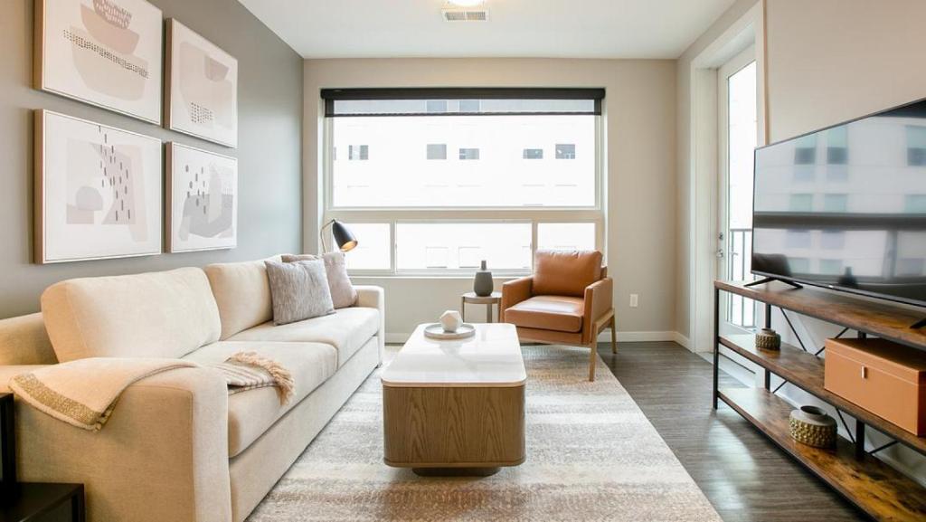 sala de estar con sofá y TV en Landing Modern Apartment with Amazing Amenities (ID7744X77) en Newport