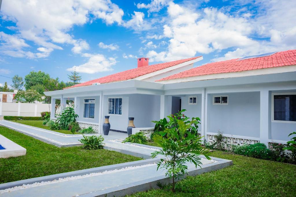 Casa blanca con techo rojo en African Oak: Rosewood en Arusha
