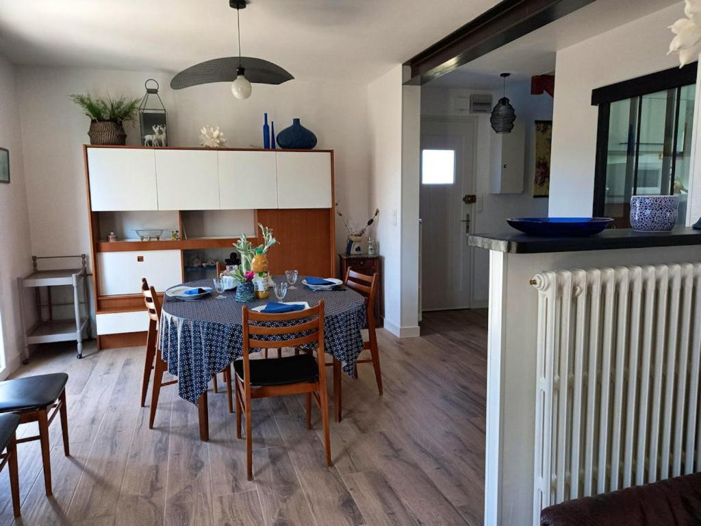une cuisine et une salle à manger avec une table et des chaises dans l'établissement Maison charmante avec grand jardin - St-Pierre-Quiberon, à Saint-Pierre-Quiberon