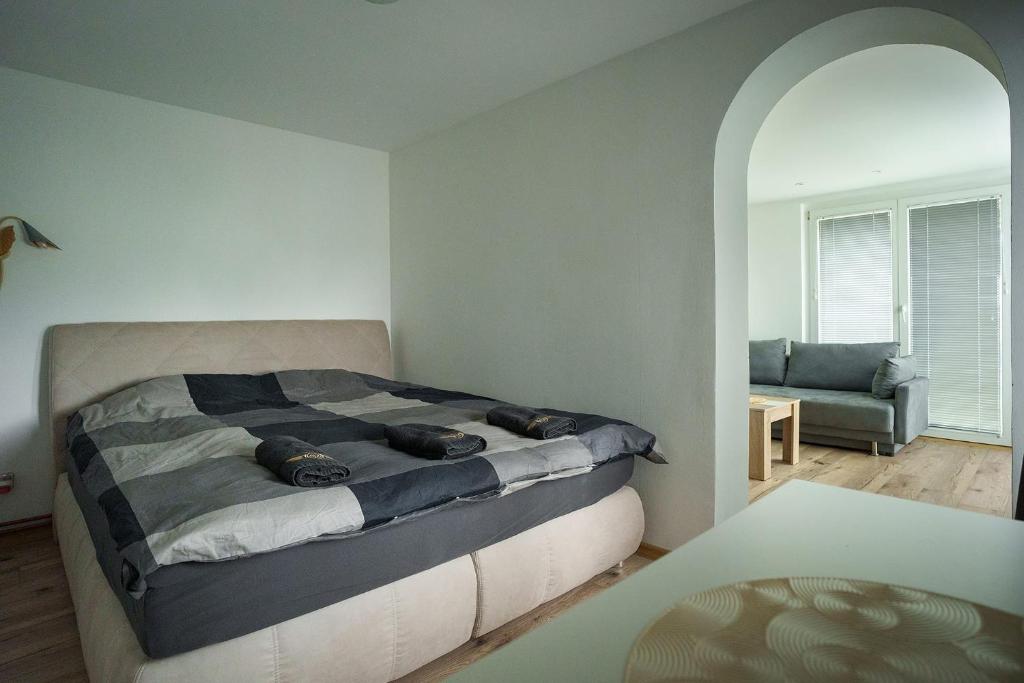 1 dormitorio con 1 cama en una habitación con sofá en Vila Julija 