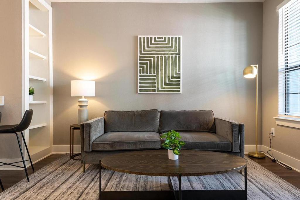 sala de estar con sofá y mesa en Landing Modern Apartment with Amazing Amenities (ID5843), en Austin