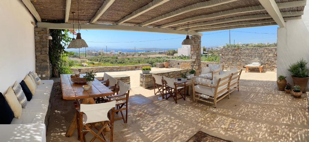 een patio met een tafel en stoelen en uitzicht bij Casa Vento - Maisonette near Santa Maria beach in Santa Maria