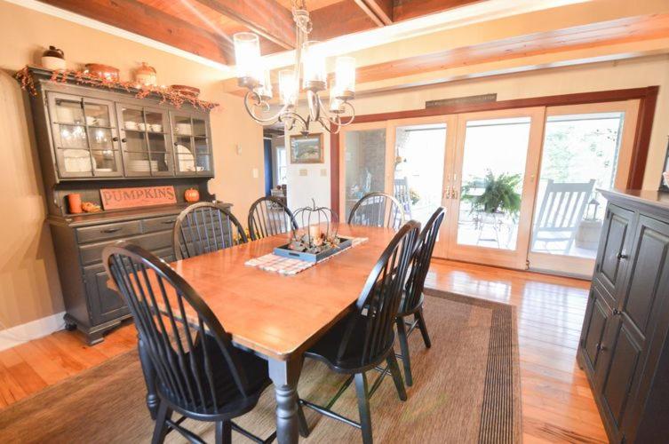 Cucina o angolo cottura di Paper Mill Pines Bed and Breakfast