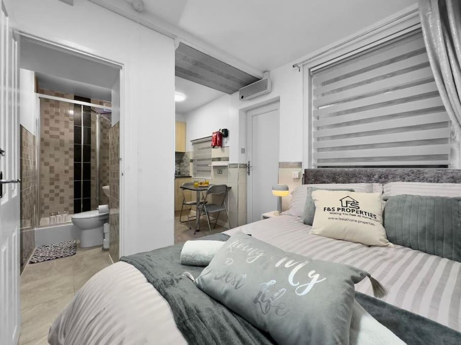 Voodi või voodid majutusasutuse Stylish Studio Suite w/ VIP lounge access - Maerdy toas