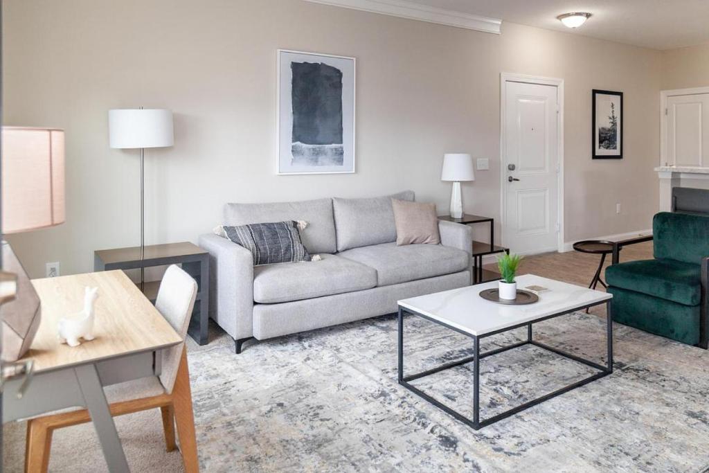sala de estar con sofá y mesa en Landing Modern Apartment with Amazing Amenities (ID5458) en Lewis Center