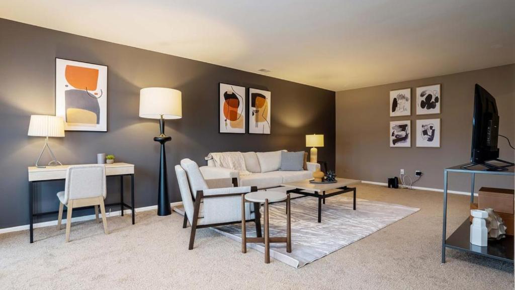 uma sala de estar com um sofá e uma mesa em Landing Modern Apartment with Amazing Amenities (ID8747X90) em Carmel