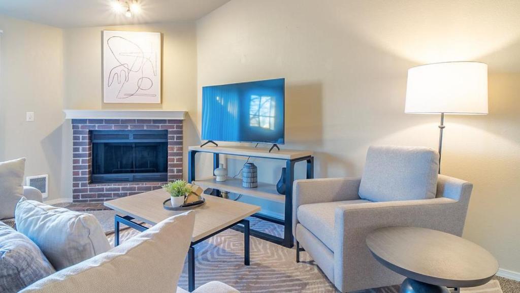 - un salon avec un canapé et une cheminée dans l'établissement Landing Modern Apartment with Amazing Amenities (ID8472X99), à Redmond