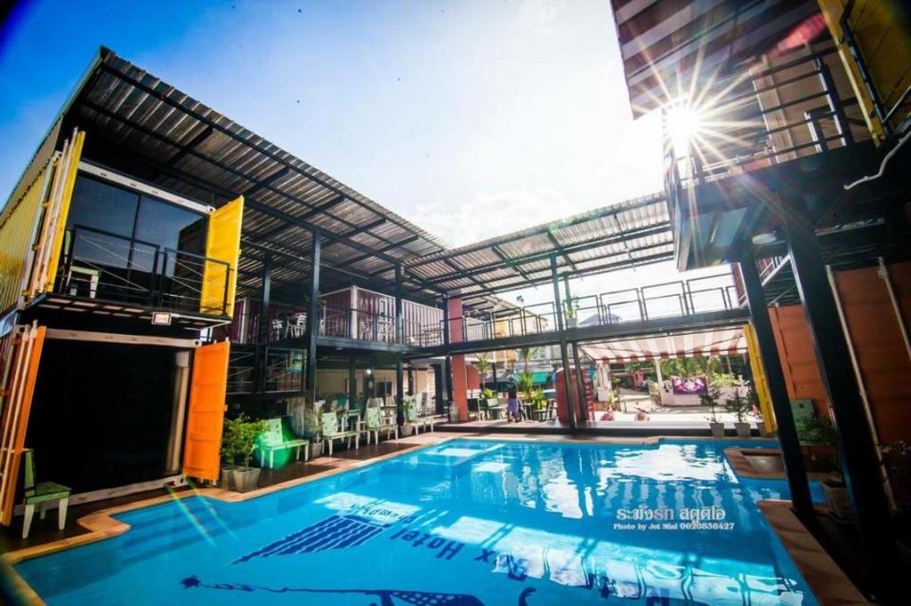 Bazén v ubytování Retro Box Hotel Chumphon nebo v jeho okolí