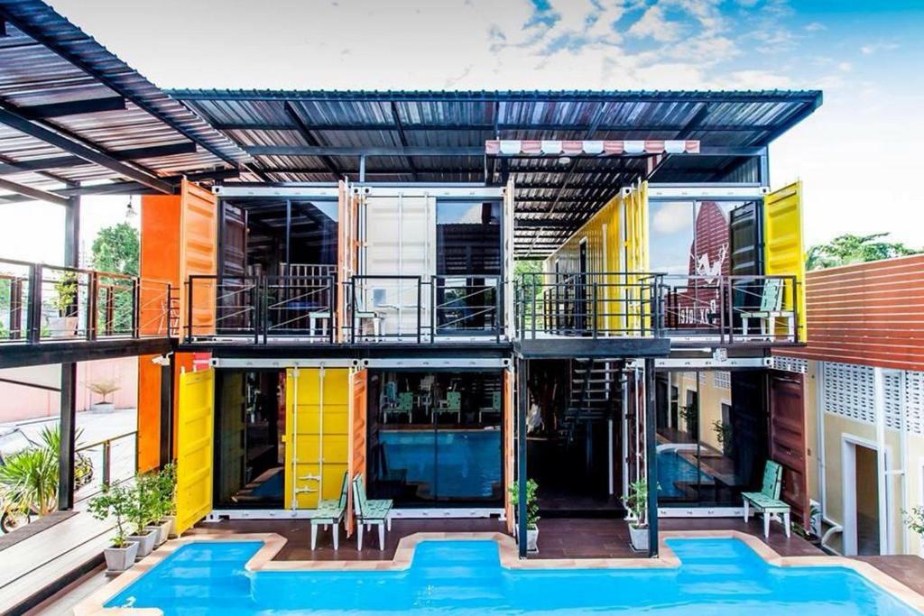 Bazén v ubytování Retro Box Hotel Chumphon nebo v jeho okolí