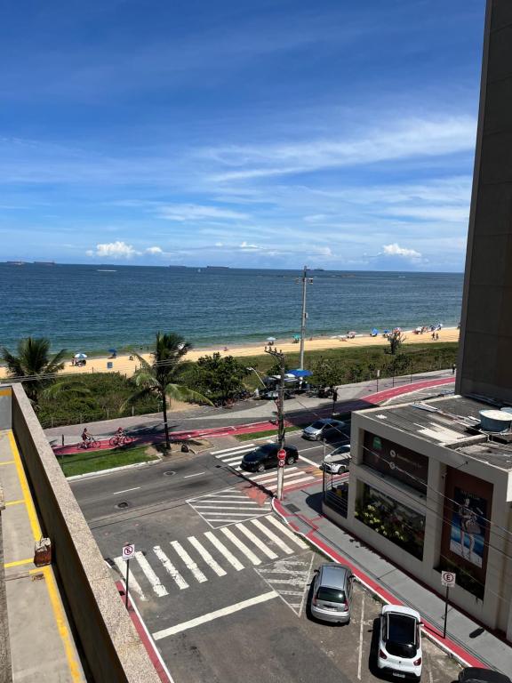 Elle offre une vue sur un parking et la plage. dans l'établissement Ocean flat com vista pro mar 404, à Vila Velha