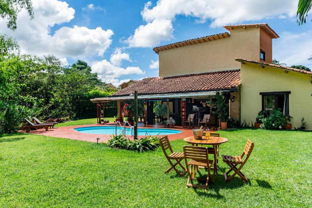 基姆巴亞的住宿－Villa Alegre - Fincas Panaca，院子里带桌椅的房子