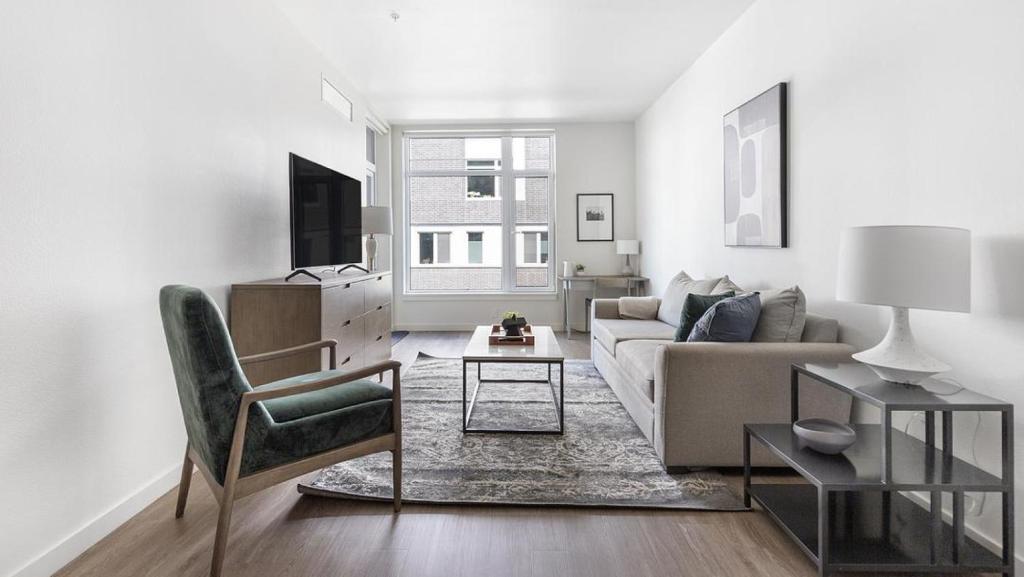 - un salon avec un canapé et une table dans l'établissement Landing Modern Apartment with Amazing Amenities (ID9717X89), à Vancouver