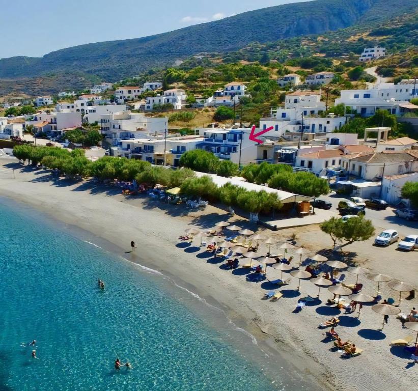- une vue aérienne sur une plage dotée de chaises et de parasols dans l'établissement Sea Urchin Apartments 1st floor, à Agía Pelagía
