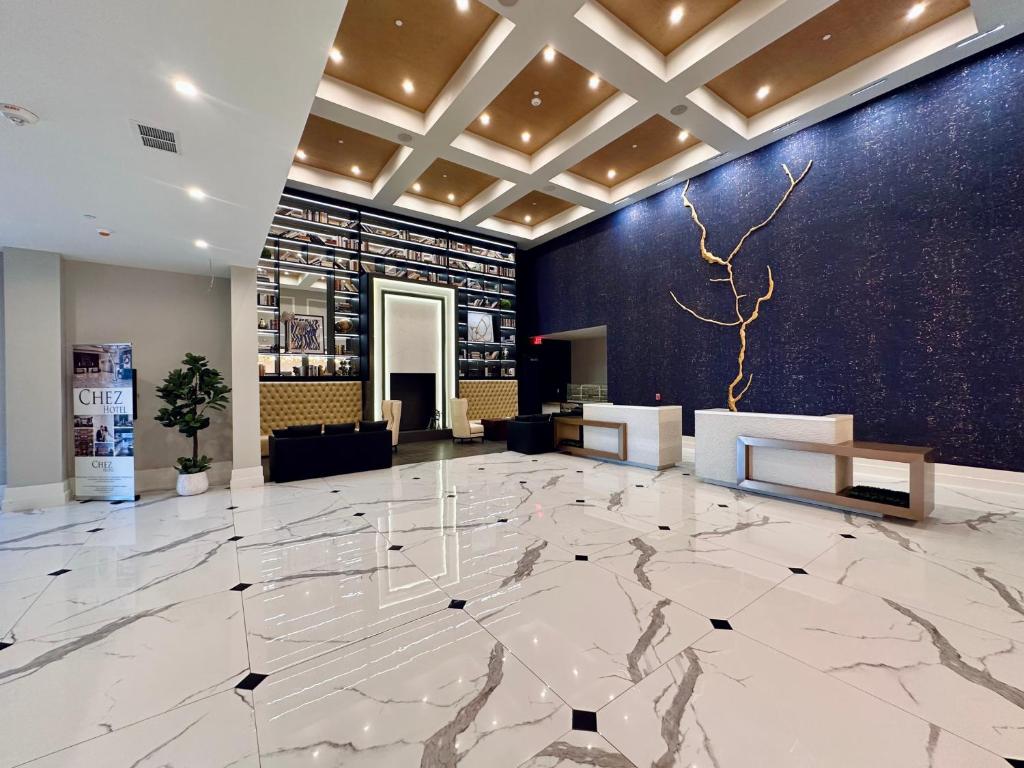 un vestíbulo con un gran suelo de mármol y un banco en Chez Hotel, en Arlington Heights