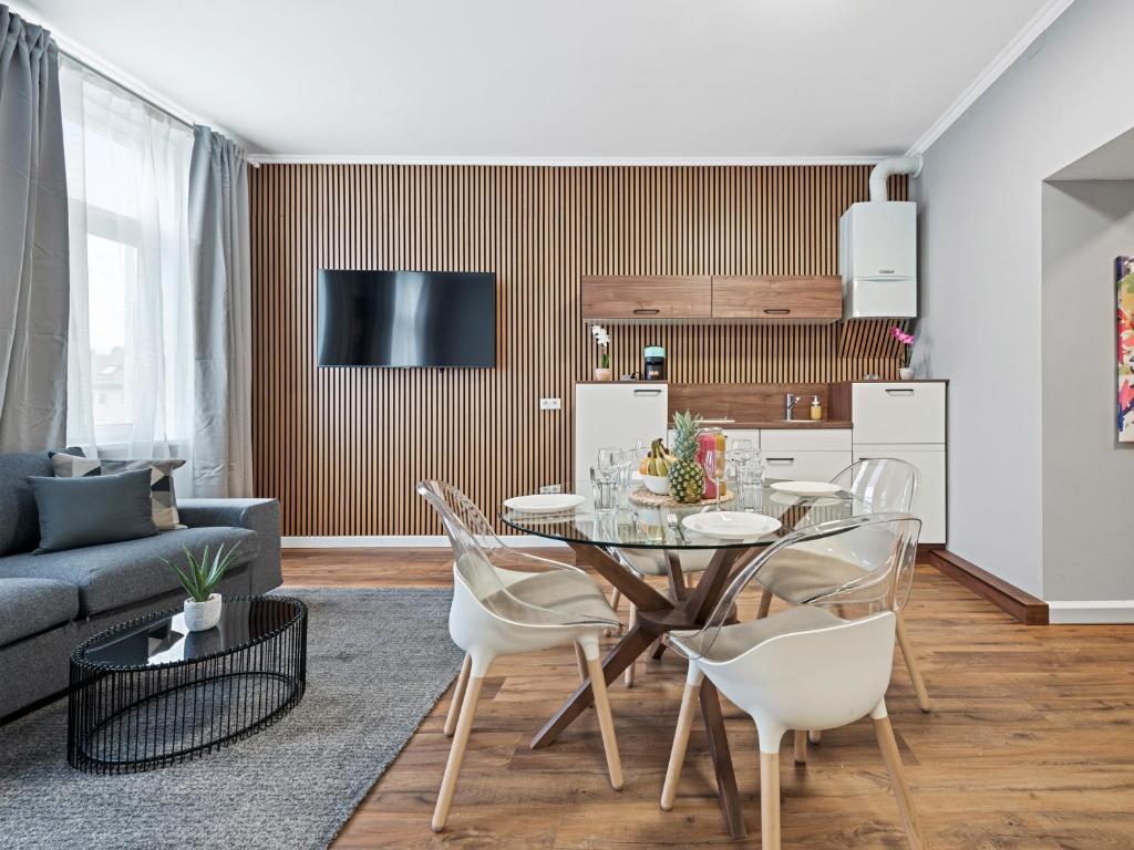sala de estar con mesa y sillas en SKY9 Apartments Wienerberg, en Viena