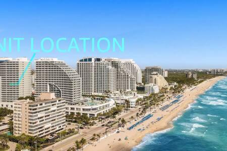 una vista aérea de una playa con edificios y el océano en WVR Vacation Residences 709 en Fort Lauderdale