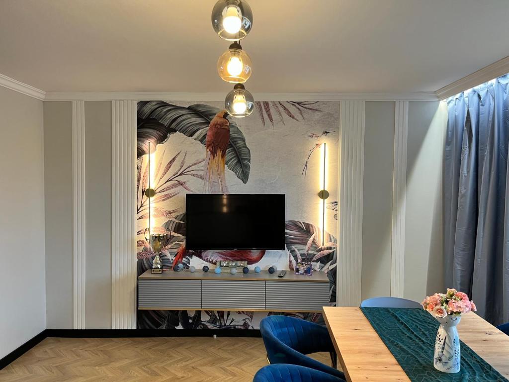 ein Wohnzimmer mit einem Flachbild-TV an der Wand in der Unterkunft Pokoje Hotelowe "Lila" Siedlce in Siedlce