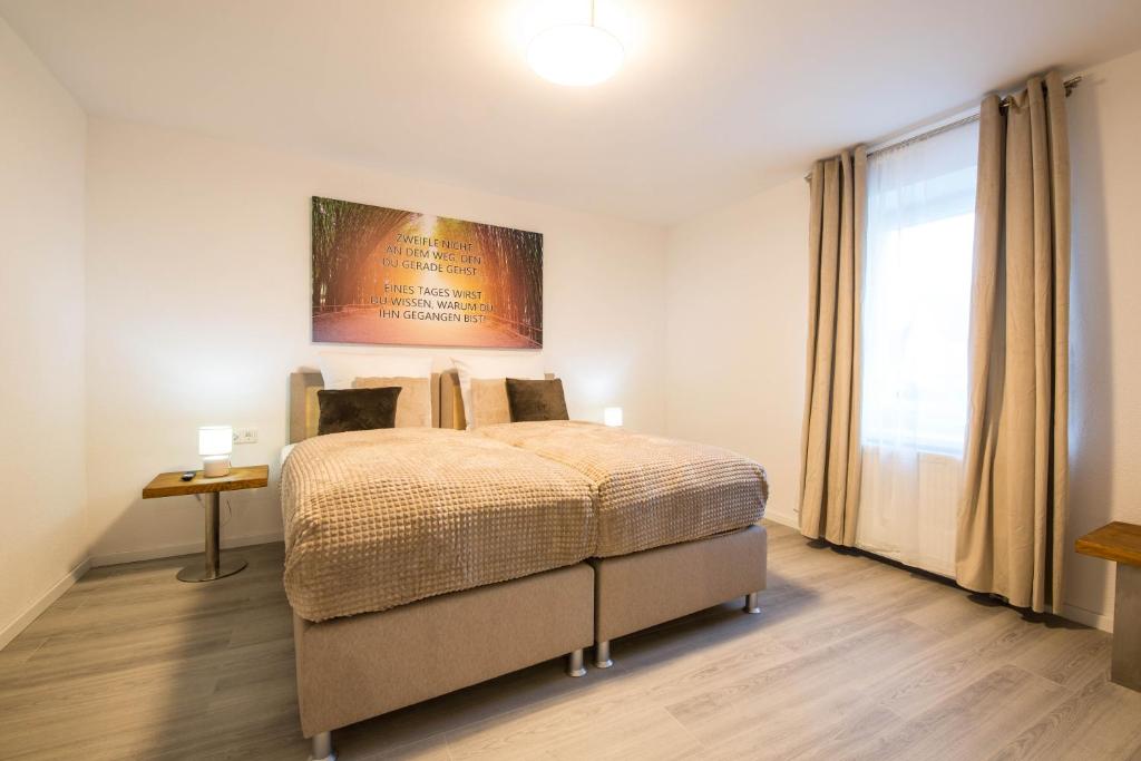 Un dormitorio con una cama y una ventana grande. en Luxury Kirrberg, en Homburg