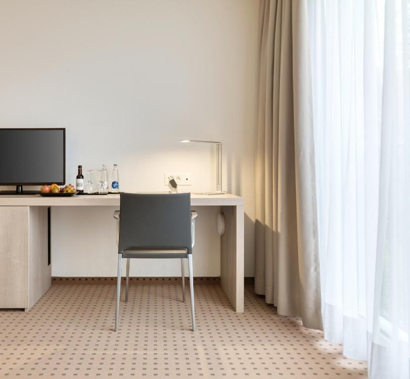 Televiisor ja/või meelelahutuskeskus majutusasutuses Hotel Eastside (free parking garage)