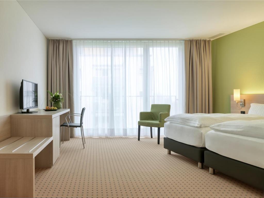 Televiisor ja/või meelelahutuskeskus majutusasutuses Hotel Eastside (free parking garage)