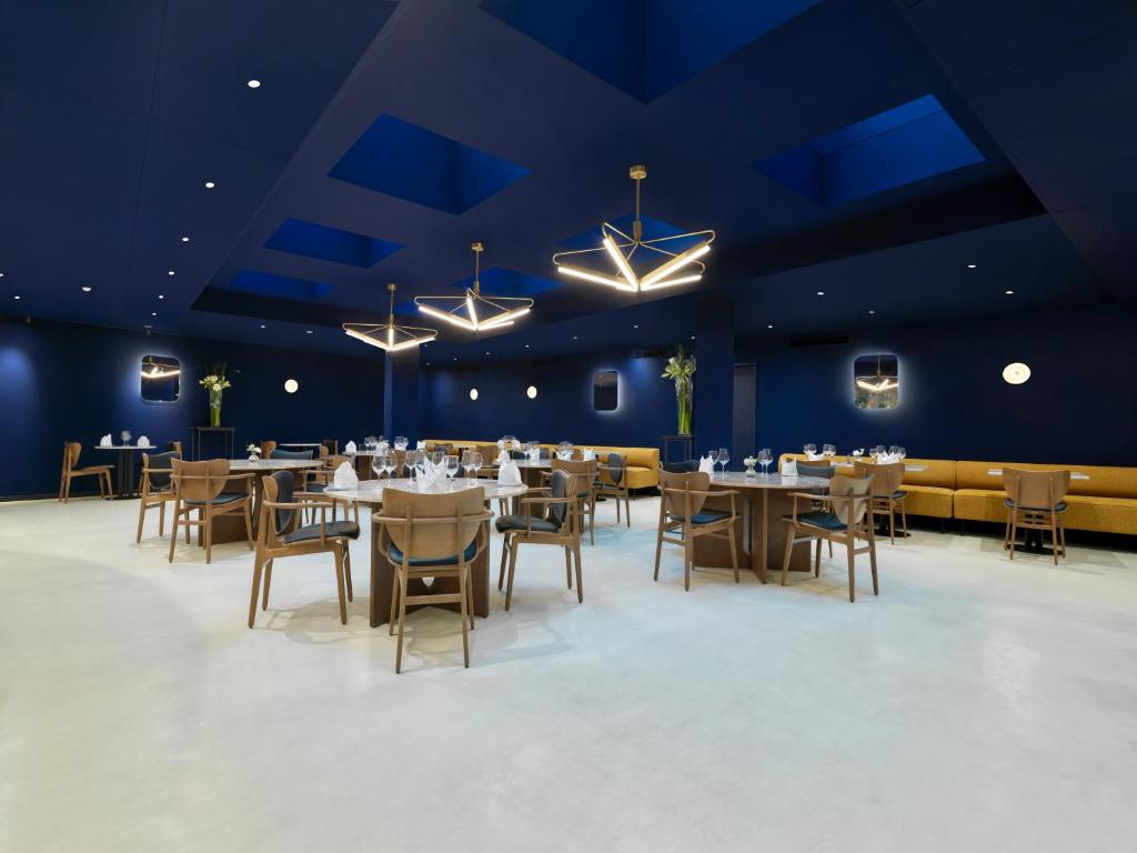 Restoran või mõni muu söögikoht majutusasutuses Hotel Eastside (free parking garage)
