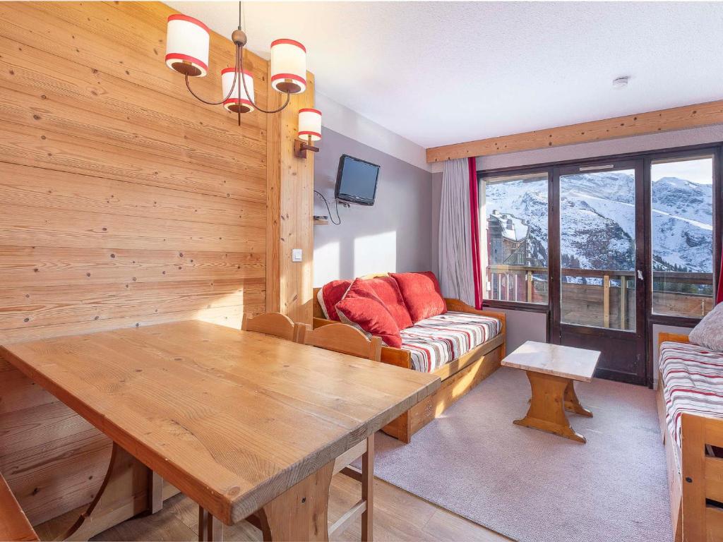 ein Wohnzimmer mit einem Tisch und einem Sofa in der Unterkunft Studio Avoriaz, 1 pièce, 4 personnes - FR-1-314-273 in Morzine