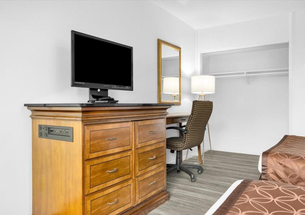 Motel 6 San Francisco, CA Great Highway - King Room With Roll-In Shower - Disability Access - Non-Smoking