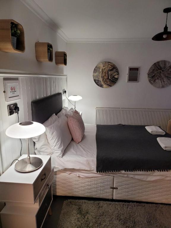 Postel nebo postele na pokoji v ubytování The Suite No48
