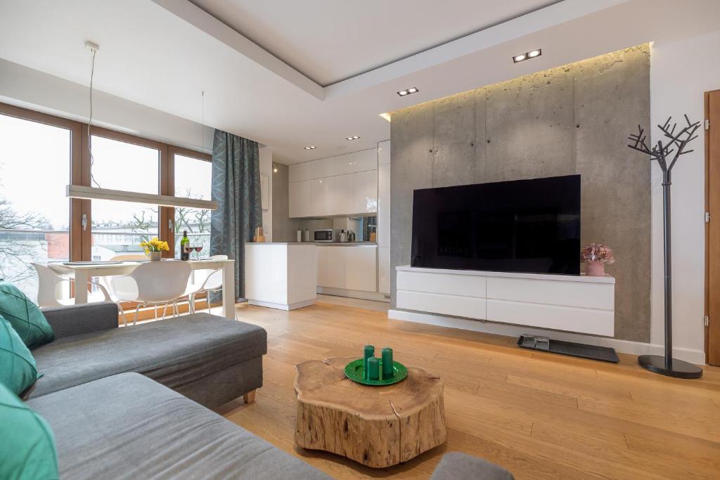 Μια τηλεόραση ή/και κέντρο ψυχαγωγίας στο Fortuna Apartament z parkingiem