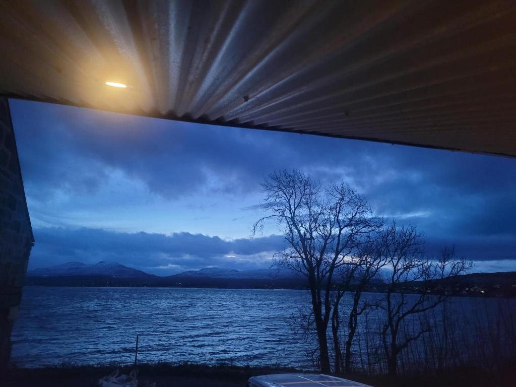 ein Fenster mit Blick auf einen Wasserkörper in der Unterkunft THE MOORINGS in Broadford