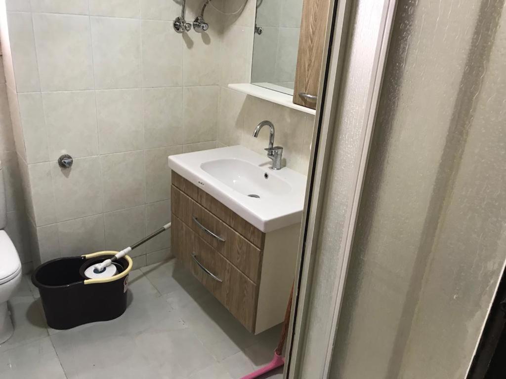 ein Badezimmer mit einem Waschbecken, einem WC und einem Spiegel in der Unterkunft Elite Sea view in Alexandria