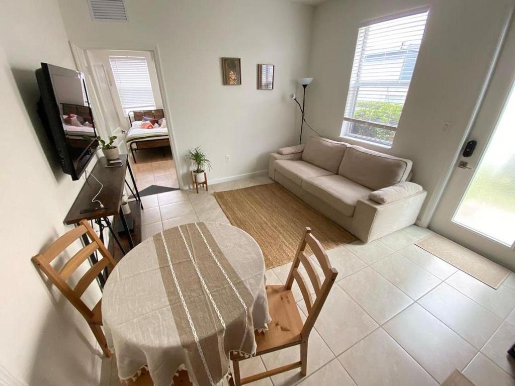 Predel za sedenje v nastanitvi Cozy Apartment Near the Everglades that Fits up to 4 Guests