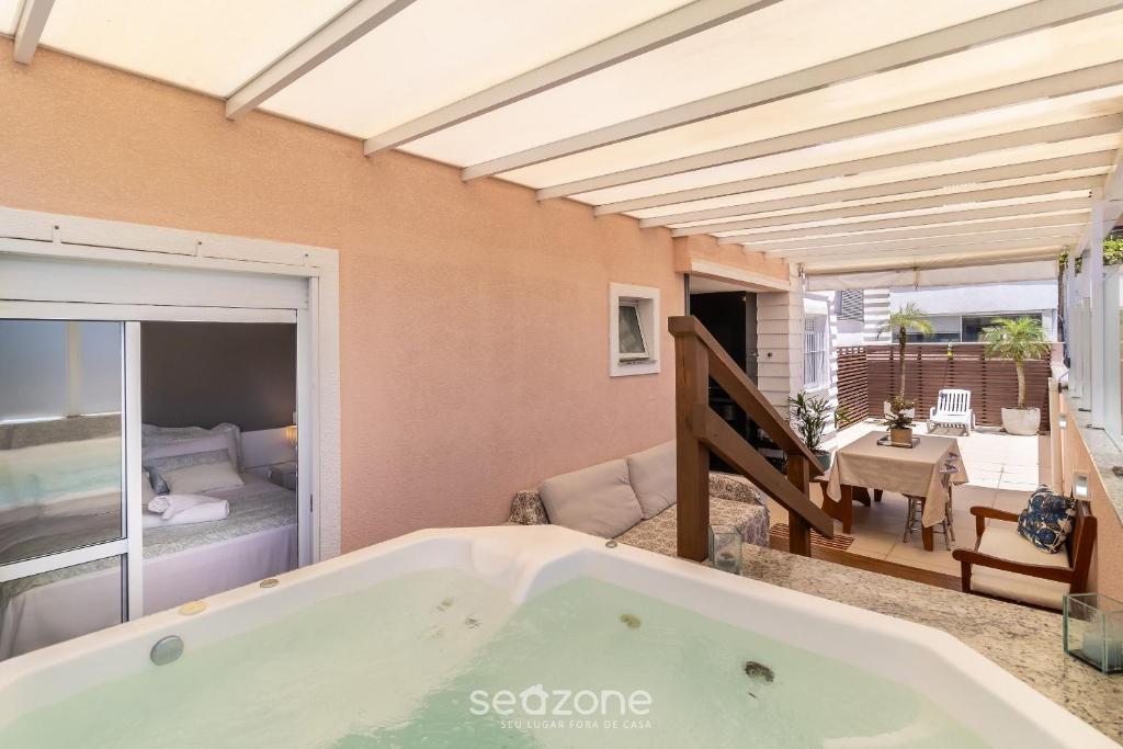 Camera con balcone e vasca da bagno. di Lindo apto confortável e bem localizado MOS104 a Florianópolis