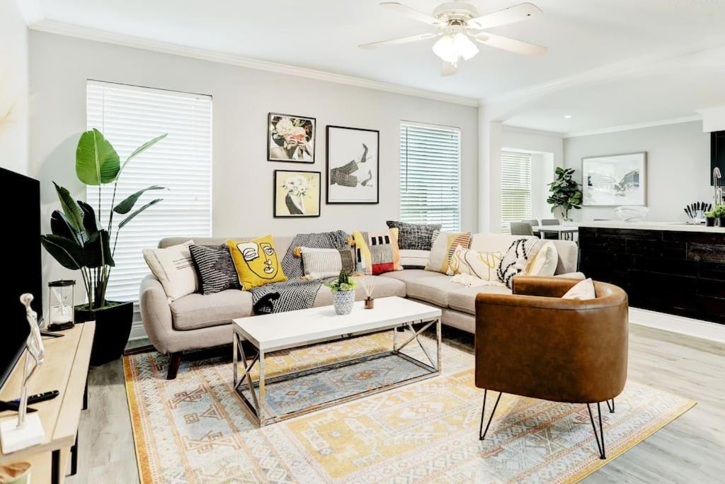 A seating area at Artsy Home, Sleeps 9, Mins to Bellaire & Galleria