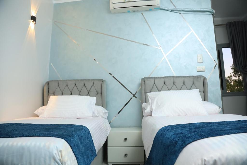 Postel nebo postele na pokoji v ubytování Crystala guest house