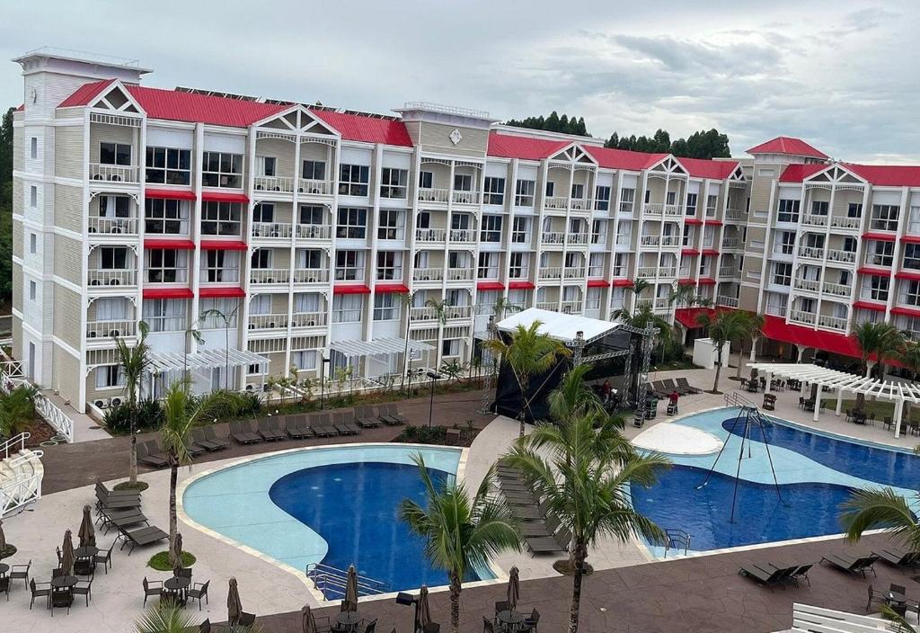 a large hotel with a pool and a resort at 1 suite no Aguas de São Pedro Thermas Resort in São Pedro